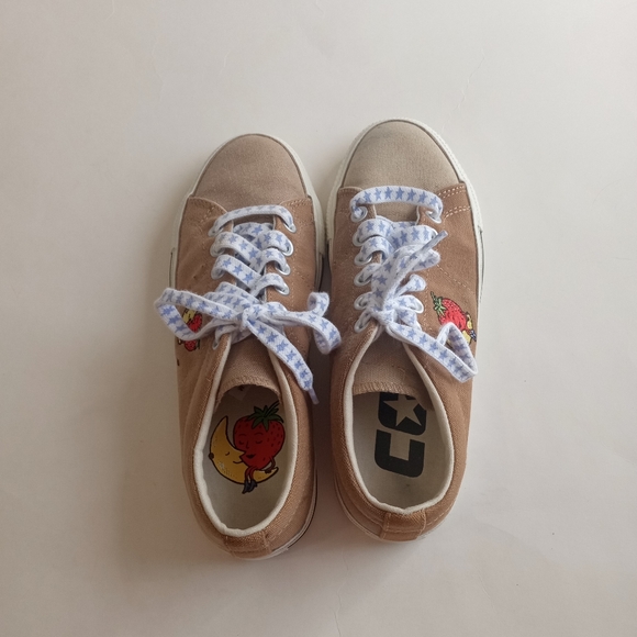 Converse Sky High Farm Strawberry Moon Women's Sneakers 7.5 - Picture 2 of 10